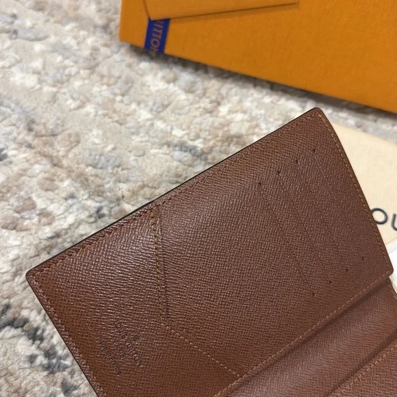 Louis Vuitton passport cover - Picture 4 of 12